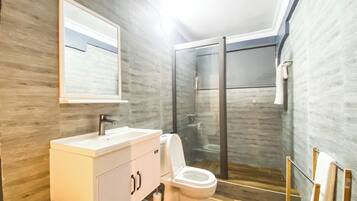 Toallas, jabón, shampoo, papel higiénico