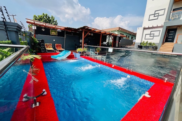 Una piscina al aire libre