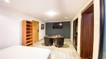 Schreibtisch, laptopgeeigneter Arbeitsplatz, kostenloses WLAN