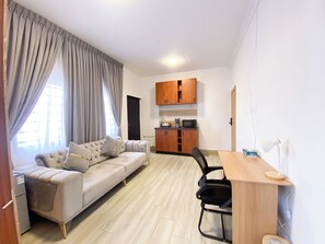 Apartamento superior, balcón | Escritorio, espacio para trabajar con un portátil, wifi gratis