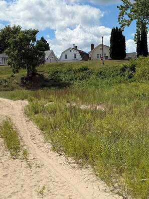 Property grounds - Lake house North Beach lake breezes, morning sunrises and evening sunsets (Racine)