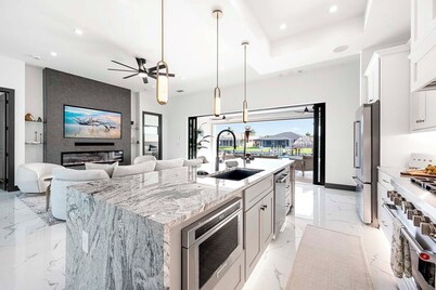 Luxury Waterfront, Golf Access Canal - Heated Pool & Hot Tub, Desirable SE Cape