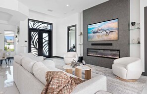 Smart TV, chimenea, mesa de ping pong, libros