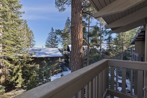 Property grounds - Cozy Mountain Retreat Near Canyon Lodge - 2BR/2BA, Sleeps 6 (Mammoth Lakes)
