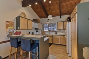 Microwave, oven, stovetop, dishwasher - Cozy Mountain Retreat Near Canyon Lodge - 2BR/2BA, Sleeps 6 (Mammoth Lakes)
