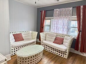 Living area - Bright & Cozy 4BR Apartment• Perfect Chicago Location (Chicago)