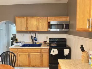 Private kitchen - Bright & Cozy 4BR Apartment• Perfect Chicago Location (Chicago)