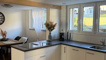 Kühlschrank, Geschirrspüler, Kochgeschirr/Geschirr/Besteck