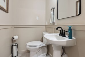 Haartrockner, Handtücher, Toilettenpapier