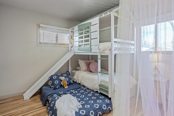 3 bedrooms, iron/ironing board, WiFi, bed sheets