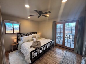 3 عدّة غرف نوم ومكواة/لوح كي وواي فاي وملاءات أسرّة