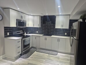 Private kitchen - Basement apartment in Whitby. (Whitby)