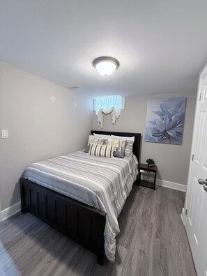 1 bedroom, iron/ironing board, WiFi, bed sheets - Basement apartment in Whitby. (Whitby)