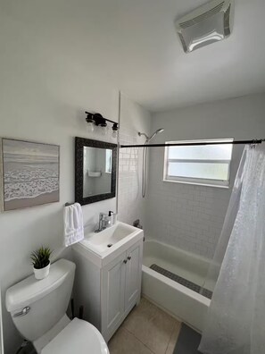Secadora de cabello, toallas, jabón, papel de baño 