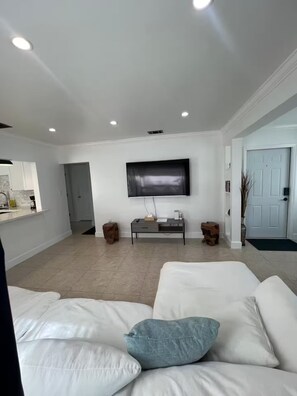 2 bedrooms, iron/ironing board, WiFi, bed sheets - 2BR/1B - Sunny Hollywood Hideaway (Hollywood)