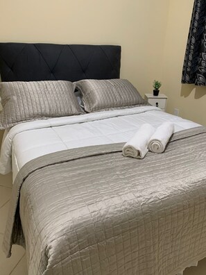 2 عدّة غرف نوم ومكواة/لوح كي وواي فاي وملاءات أسرّة