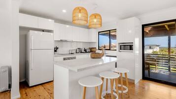 Køleskab, mikrobølgeovn, ovn, kogeplade