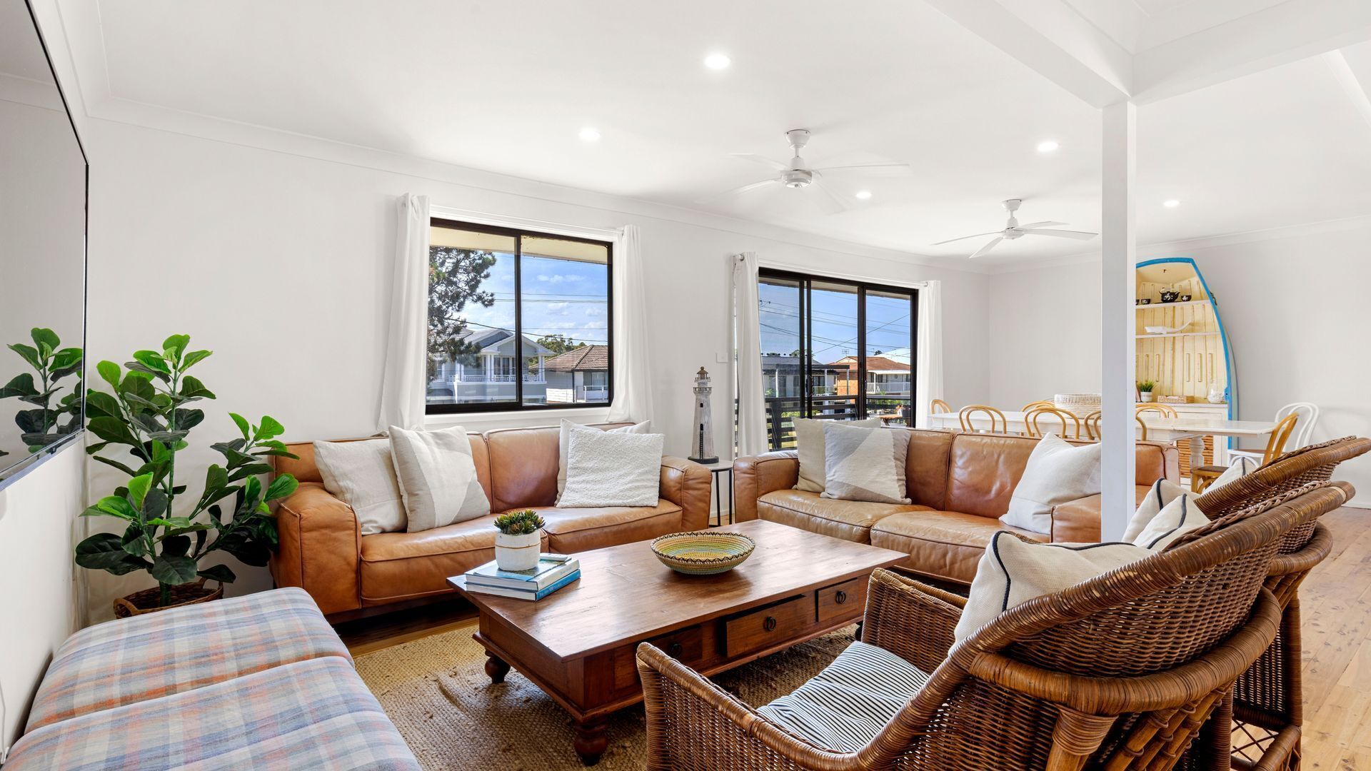 Smart-tv, bordtennisbord, bøger, stereoanlæg