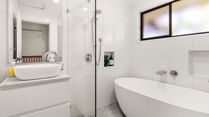 Ducha, secador de pelo y toallas