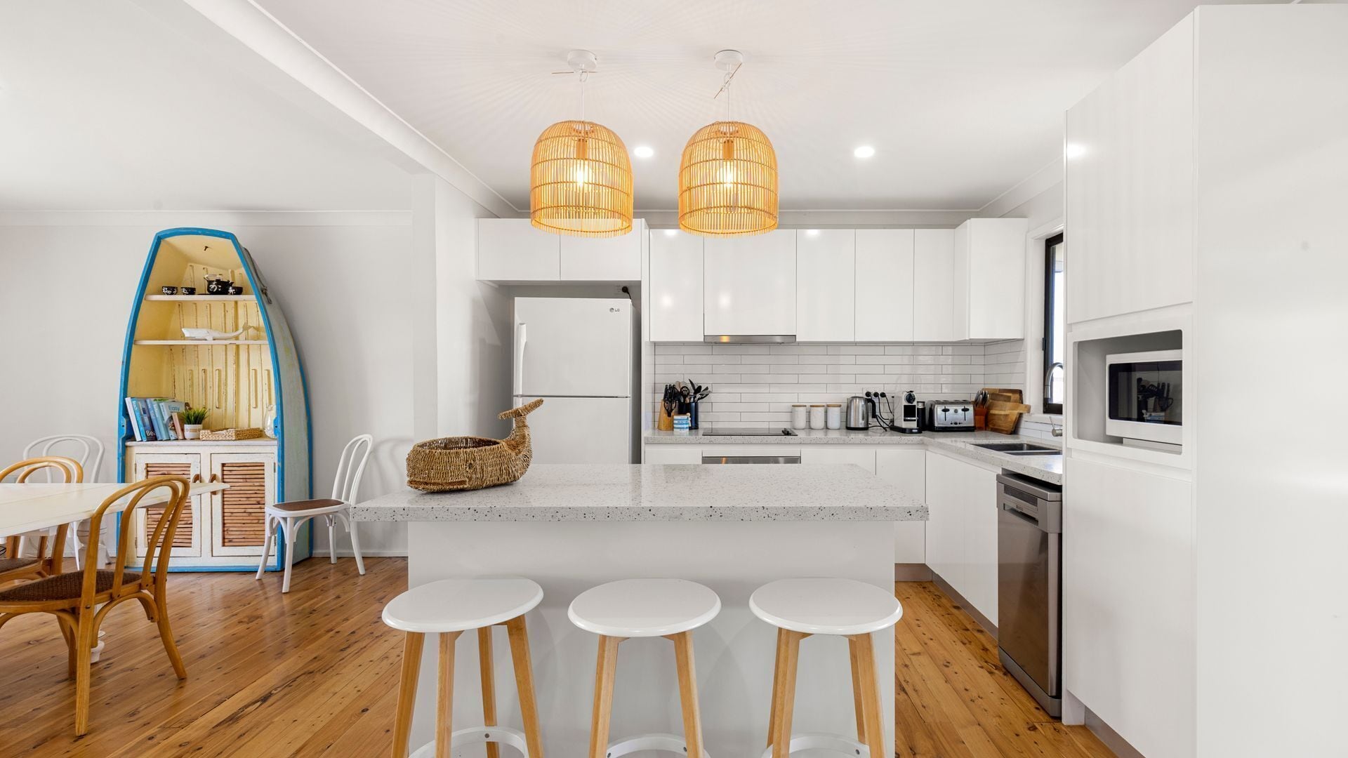 Een koelkast, een magnetron, een oven, een kookplaat