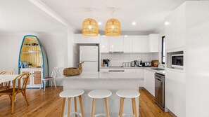 Køleskab, mikrobølgeovn, ovn, kogeplade