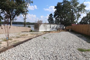 المنطقة المحيطة بالمنشأة