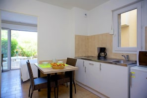 Apartment | Private kitchen - Chic Romantic Getaway in L'ile Rousse (L'Île-Rousse)