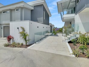 Apartment | Reception - Modern 4-bed Townhouse With Water Views (Batemans Bay)