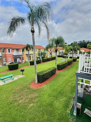 Outdoor dining - 3BR Townhome Lake Berkley - Near Disney (Kissimmee)