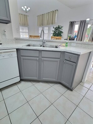 Private kitchen - 3BR Townhome Lake Berkley - Near Disney (Kissimmee)