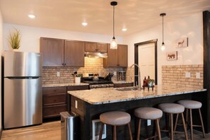 Refrigerador, microondas, horno y parrilla de estufa 