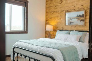 8 bedrooms, desk, iron/ironing board, travel cot - Sleeps 30+, Boat Launch, 35 minutes to Yellowstone (Island Park)
