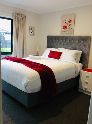 3 bedrooms, iron/ironing board, WiFi, bed sheets - Chic Retreat Country Vibe - 5km from City (Rotorua)