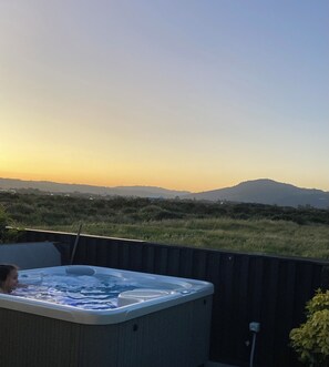Outdoor spa tub - Chic Retreat Country Vibe - 5km from City (Rotorua)
