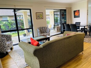 Living area - Chic Retreat Country Vibe - 5km from City (Rotorua)