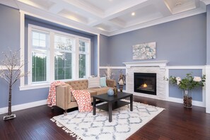 Een smart-tv en een open haard