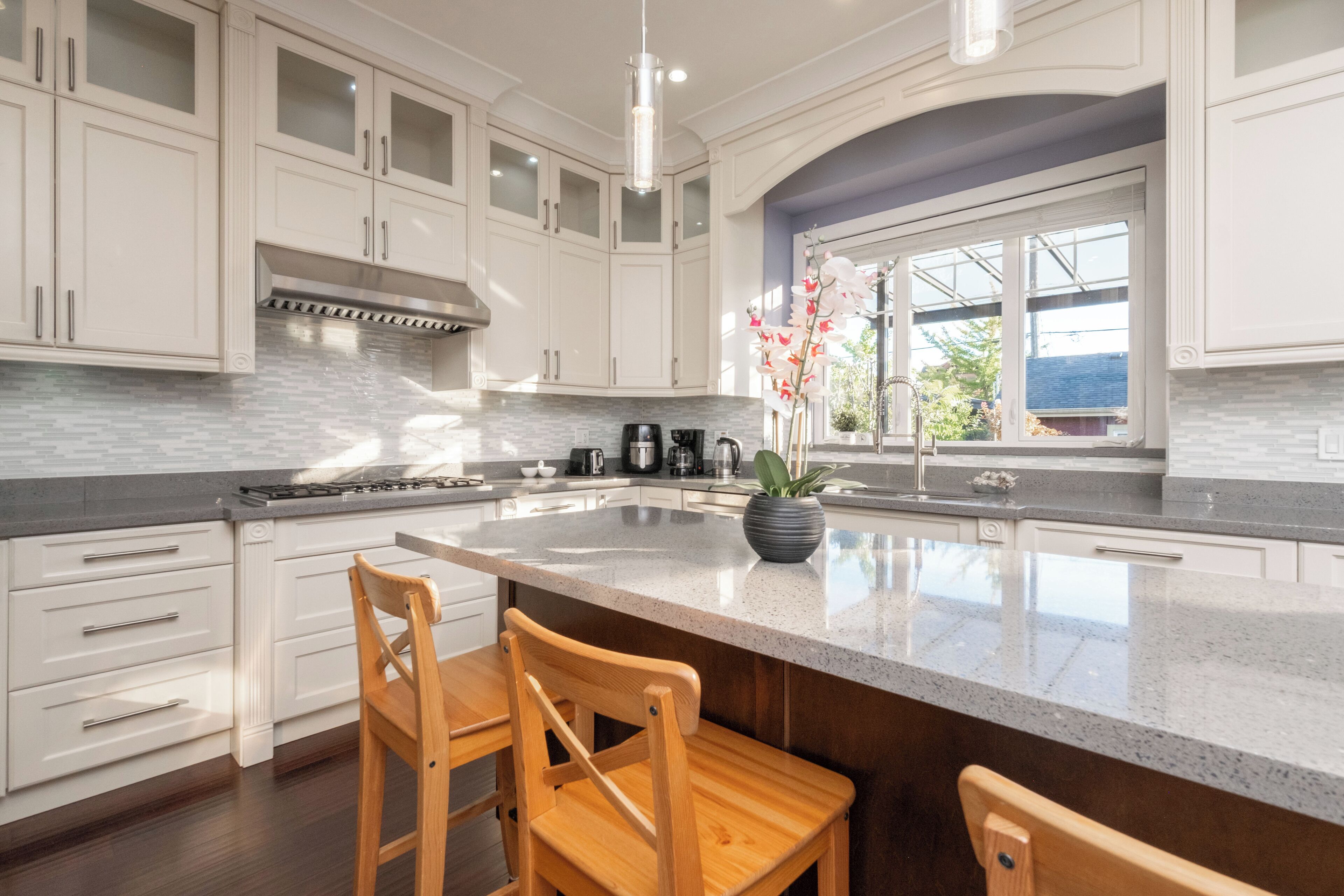 冷蔵庫、電子レンジ、オーブン、コンロ