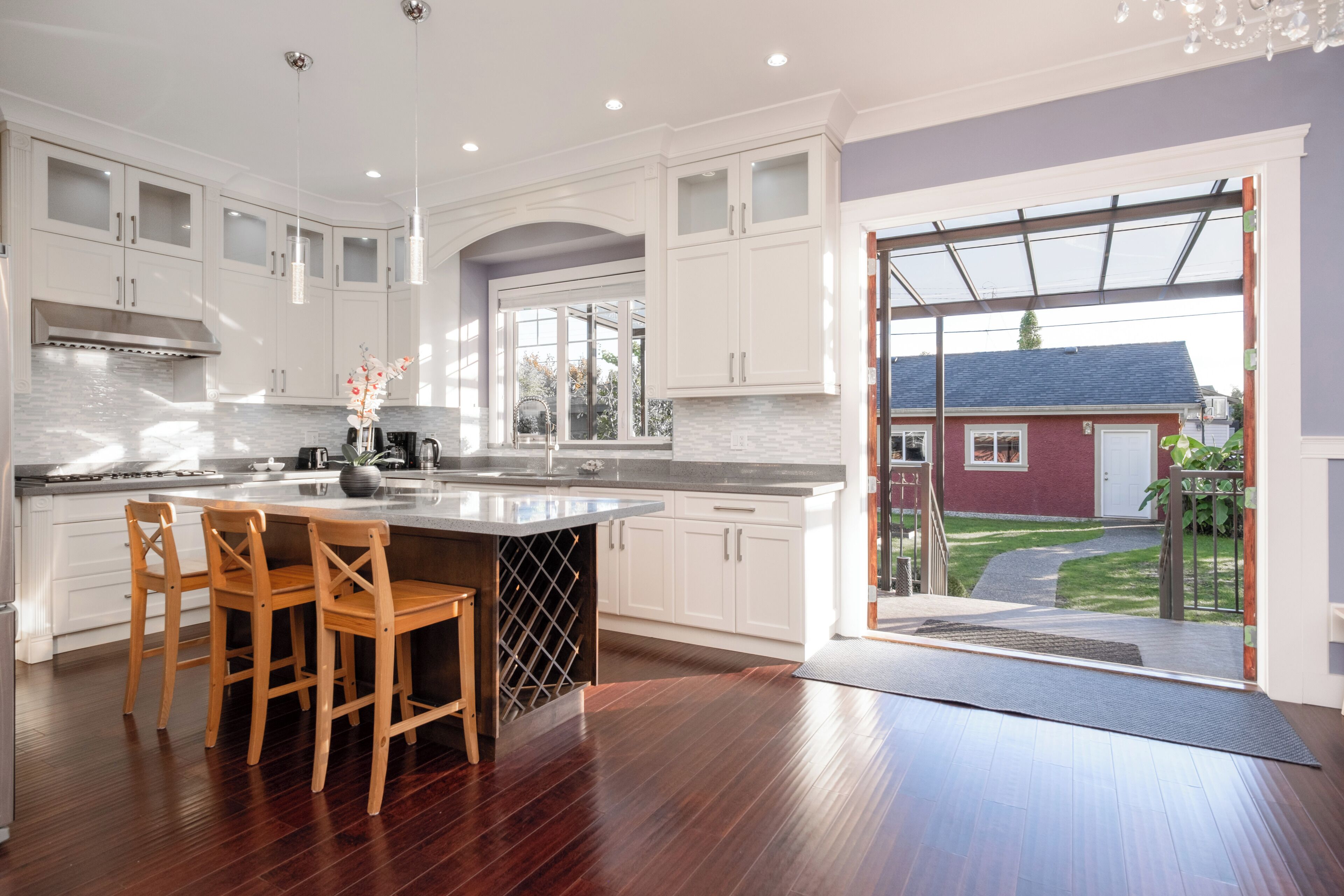 冷蔵庫、電子レンジ、オーブン、コンロ