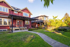 Exterior - Sunny Luxury Home Mountain View & Central Lonsdale (North Vancouver)
