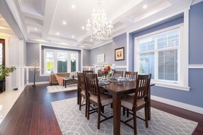 Dining - Sunny Luxury Home Mountain View & Central Lonsdale (North Vancouver)