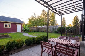 Outdoor dining - Sunny Luxury Home Mountain View & Central Lonsdale (North Vancouver)