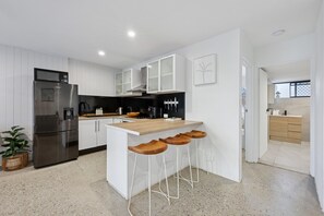 Private kitchen - Spacious 1-bed Apartment in Coolangatta (Gold Coast)
