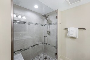 Dusche, Handtücher, Seife, Toilettenpapier