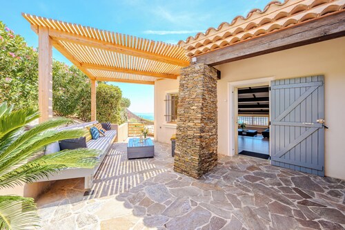 SUPERB "TOP OF VILLA" APARTMENT, PANORAMIC SEA VIEW, SWIMMING POOL