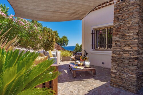 HERVORRAGENDES APARTMENT IM DACH DER VILLA, PANORAMABLICK AUFS MEER, SIM-POOL