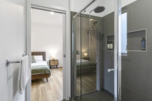 Apartment | Bathroom | Bathtub, towels - Family Home With Yard Near Armstrong Creek (Geelong)