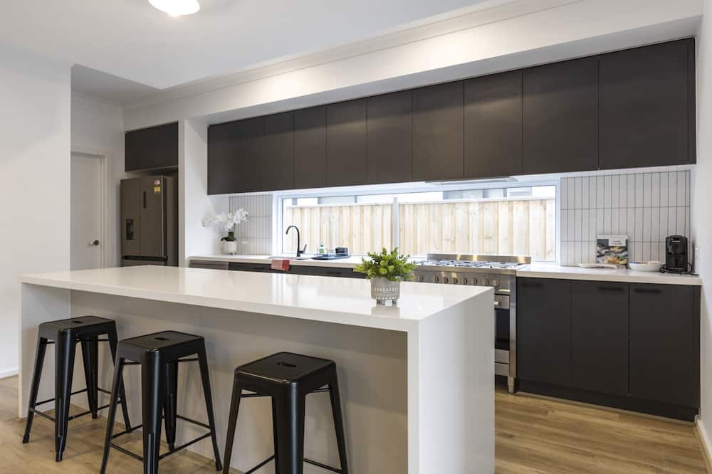 Family Home With Yard Near Armstrong Creek - Geelong
