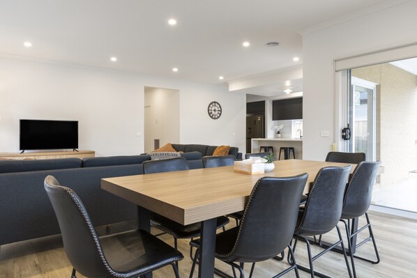 Apartment | Dining - Family Home With Yard Near Armstrong Creek (Geelong)