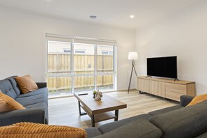 Apartment | Living area - Family Home With Yard Near Armstrong Creek (Geelong)