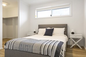 Apartment | 5 bedrooms, bed sheets - Family Home With Yard Near Armstrong Creek (Geelong)